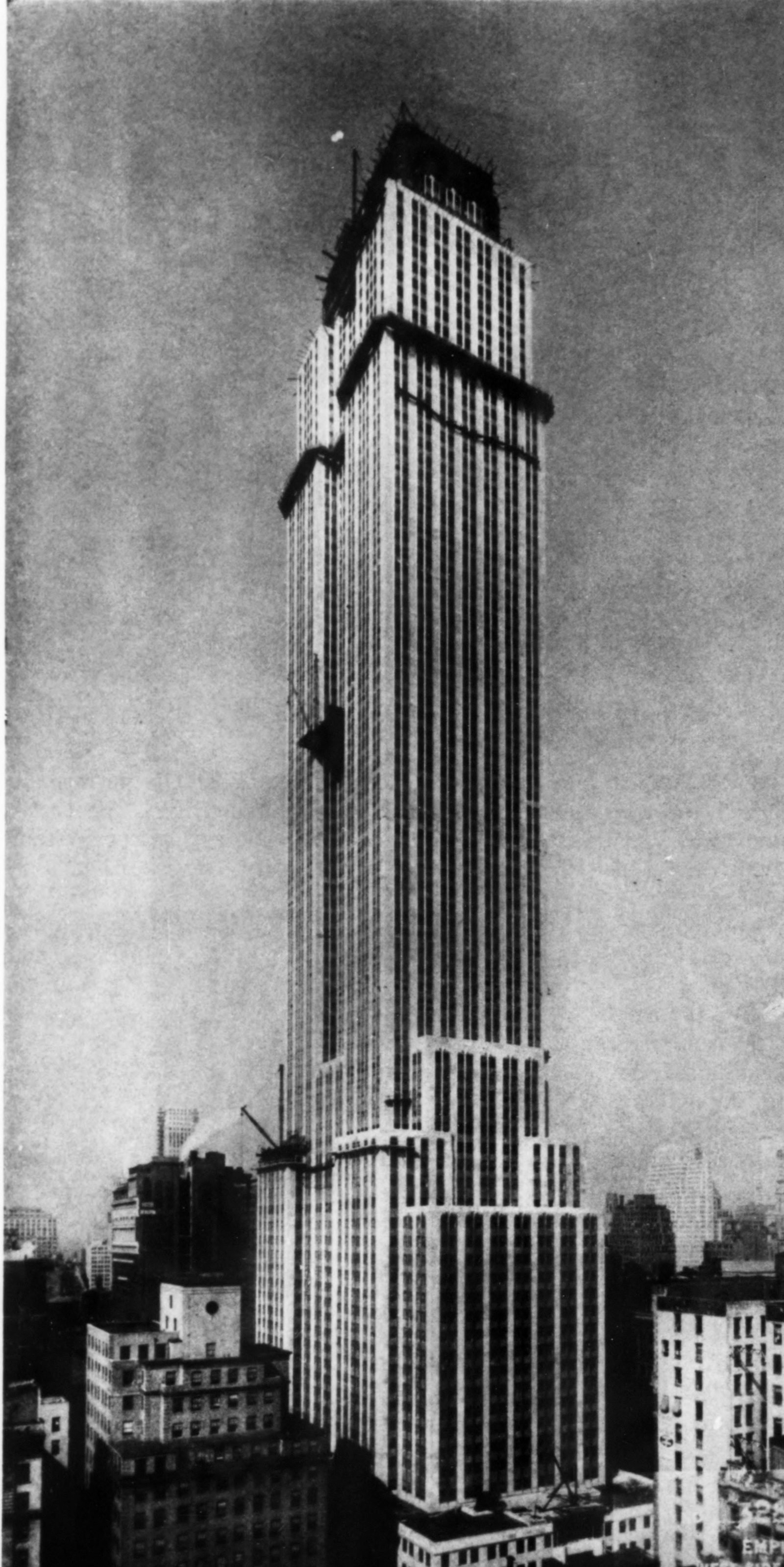 O prédio quase todo revestido, ainda sem a torre do topo, acima dos quarteirões vizinhos