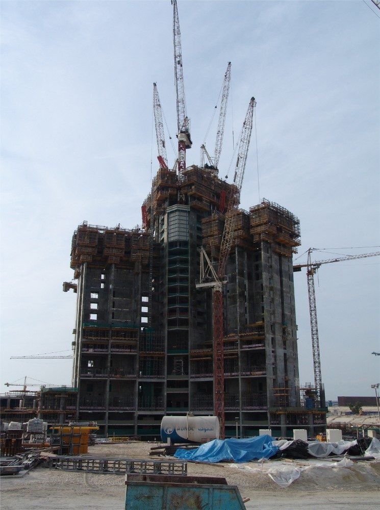 La base de la torre en obra, con el núcleo de concreto y grúas en lo alto, en diciembre de 2005