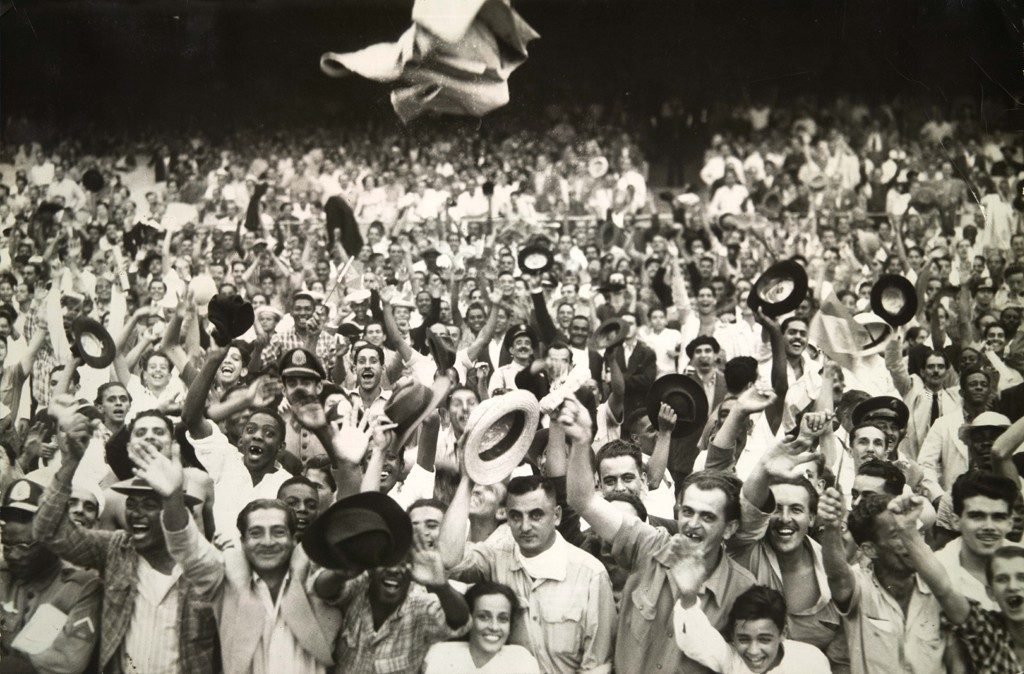 Hinchas celebrando en la geral del Maracaná, con los sombreros en alto, en 1950