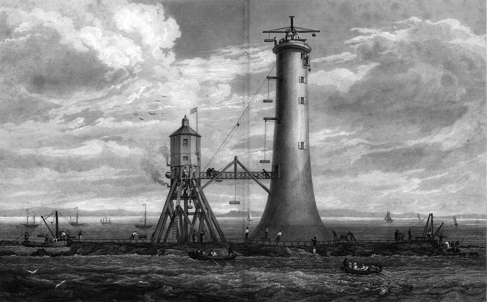 Gravura em preto e branco: a torre de pedra quase pronta, com um guindaste no topo, ligada por uma ponte de madeira a um alojamento sobre pernas de madeira; homens no recife e barcos a remo no mar